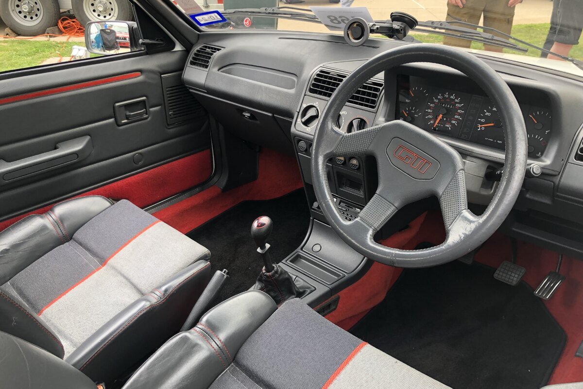 Peugeot 205 GTI, habitacle, points à vérifier sur une 205 gti 1984 : carrosserie, mécanique et documents