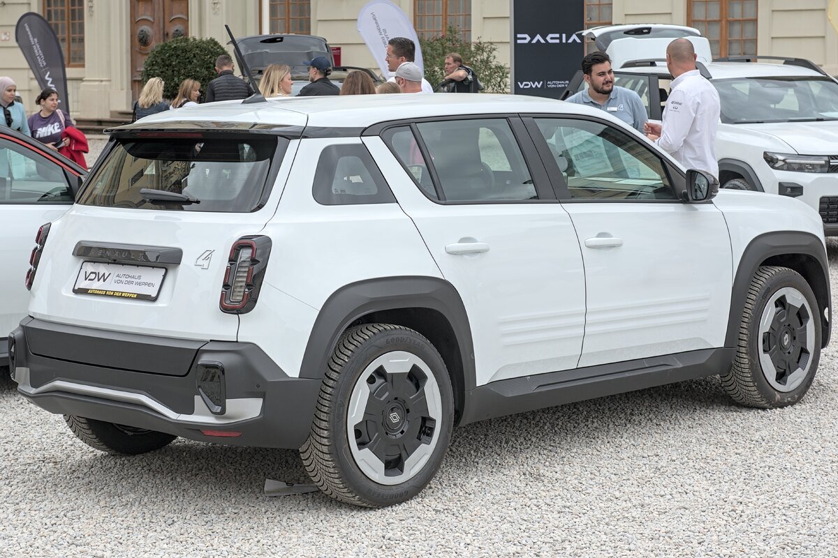 Renault 4 E-Tech, vue extérieure — autonomie annoncée entre 308 km et 409 km selon versions