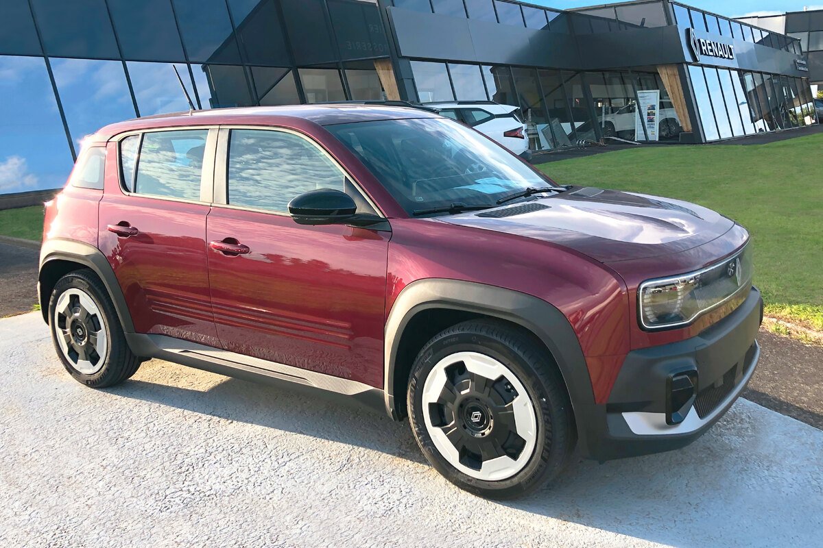 Renault 4 E-Tech, vue extérieure, motorisations, batterie lfp 39,8 et performance 120 ch