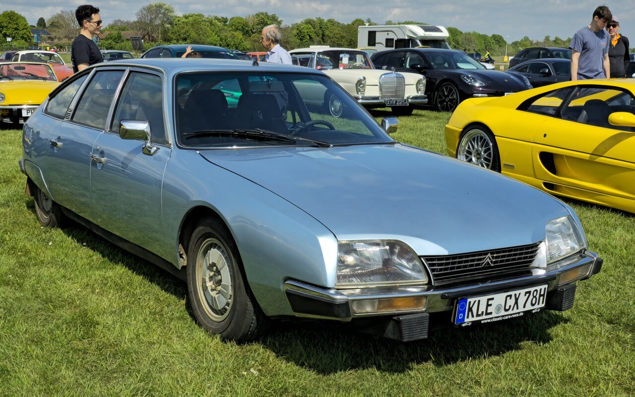 Citroën CX, vue avant trois quarts, suspension hydropneumatique et aides à la conduite Photo Calreyn88, CC BY-SA 4.0, via Wikimedia Commons.