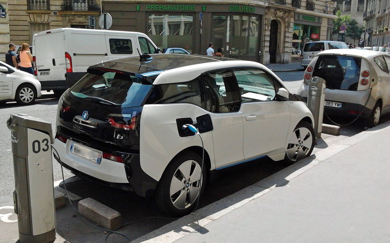 Recharge en voirie parisienne : les véhicules électriques à batterie restent exonérés des deux malus. (Photo Mariordo, CC BY 2.0, via Wikimedia Commons.