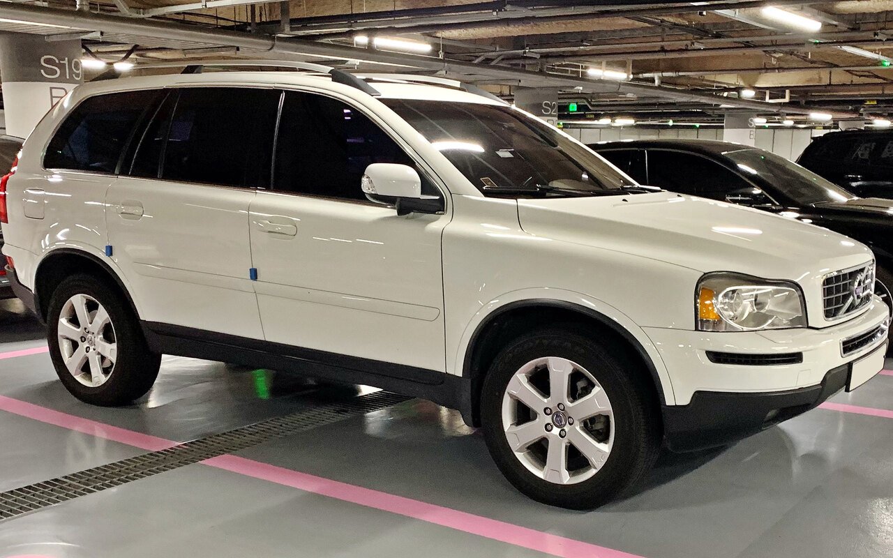 Les grands SUV comme ce Volvo XC90 dépassent largement le seuil de 1 500 kg : ils illustrent la catégorie visée par le malus au poids, sans être nommés par le barème. Photo Vauxford, CC BY-SA 4.0, via Wikimedia Commons.