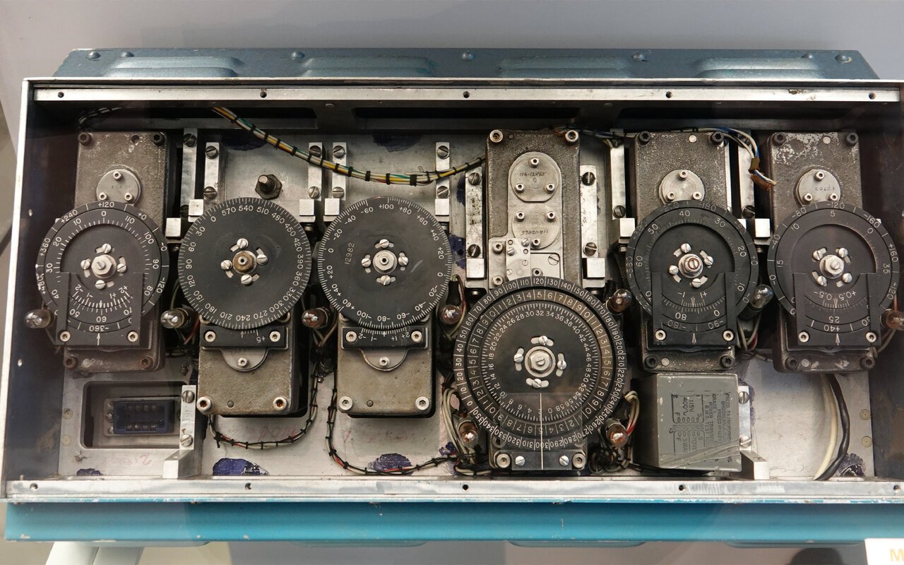 L'intérieur ouvert d'une centrale de navigation inertielle, gyroscopes apparents