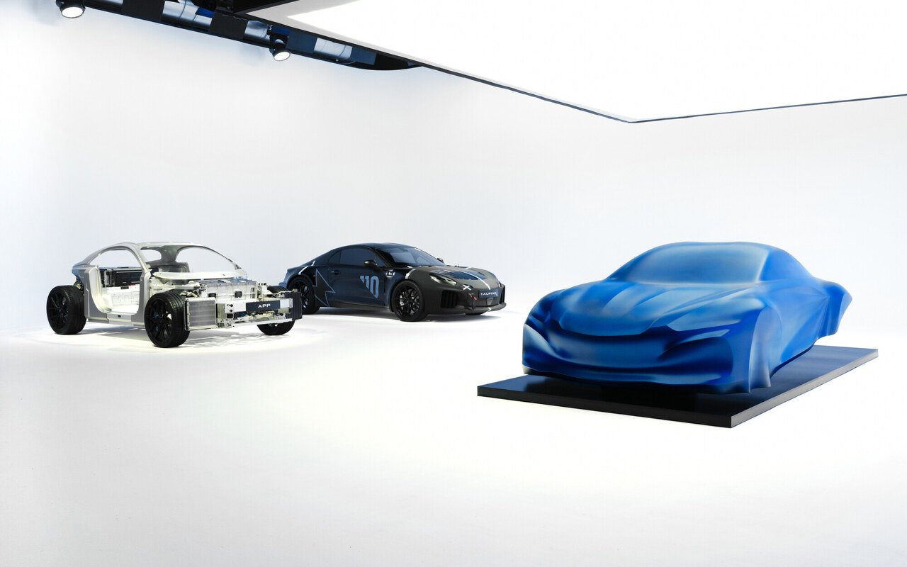 Châssis APP, mulet Alpine A110 FUTURE et sculpture sous voile dans un studio blanc