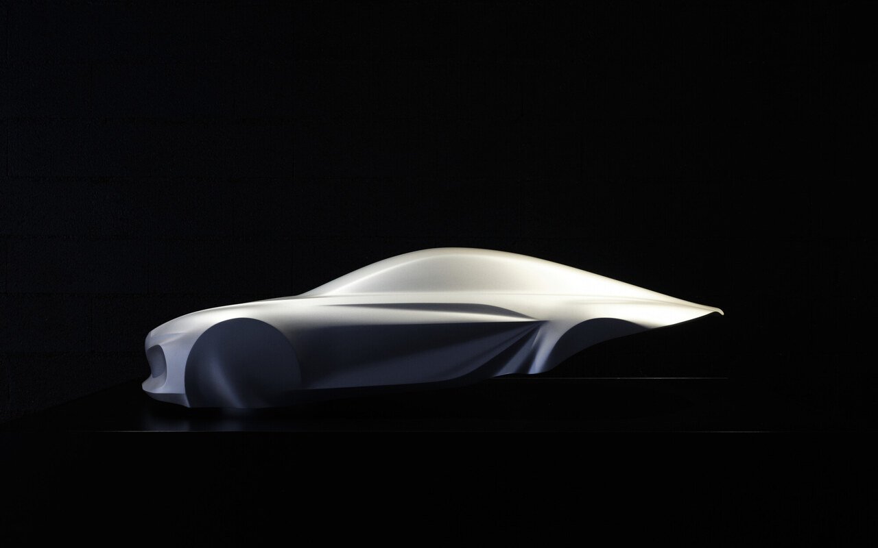 Volume sculpté de la future Alpine A110 sans voile, de profil sur fond noir