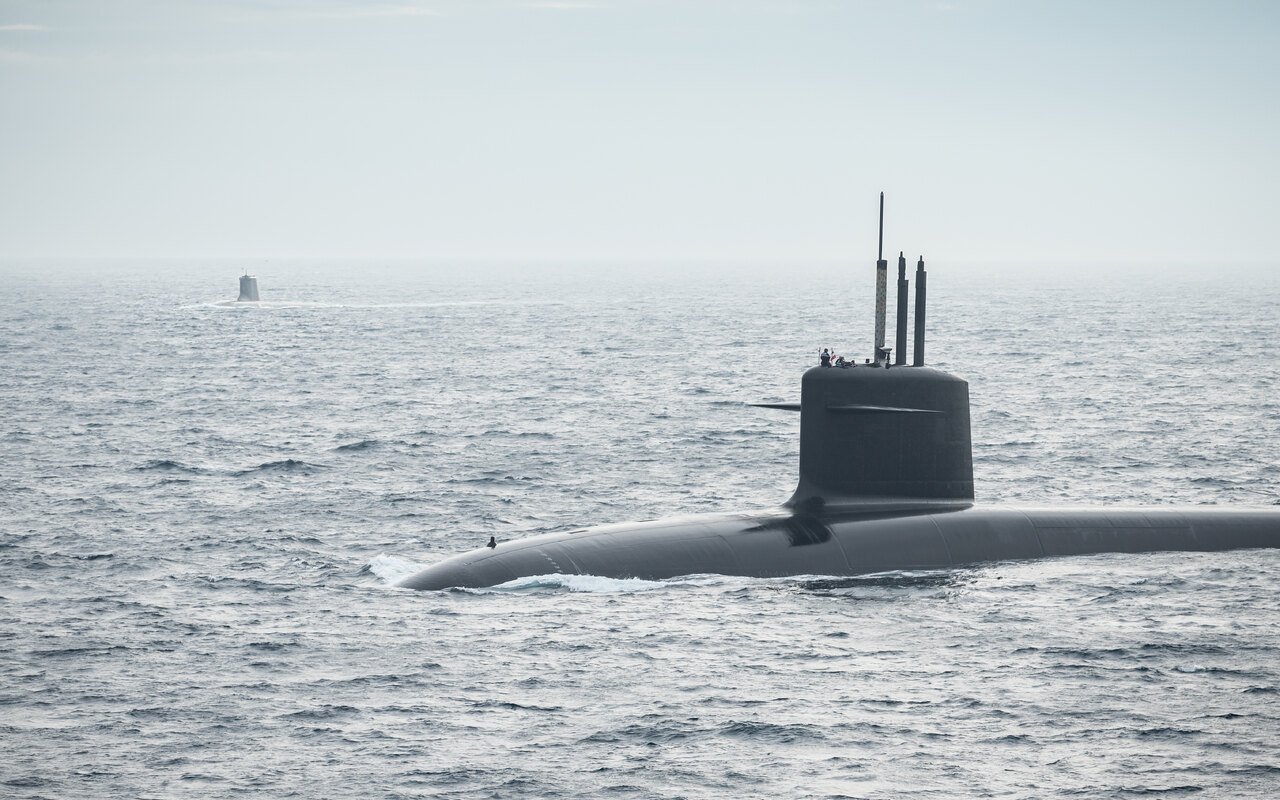 Un sous-marin en surface, kiosque et antennes émergés